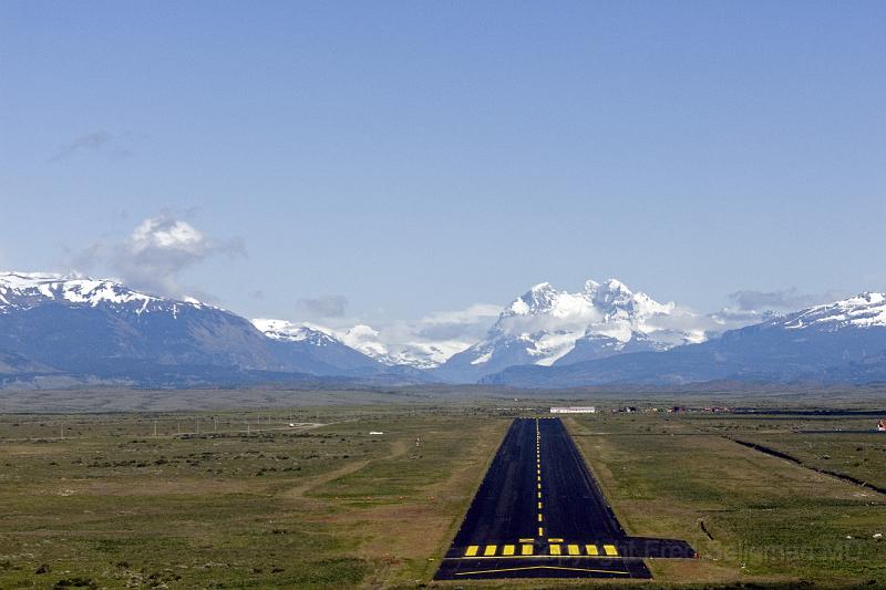 20071213 095947 D200 c3900x2600.jpg - Flight from Punta Arenas to Puerto Natales; mountains in background.  Distance from Puntas Arenas to Puerto Nagales is about 125 miles.  The park is about another 50 miles from Puerto Nagales